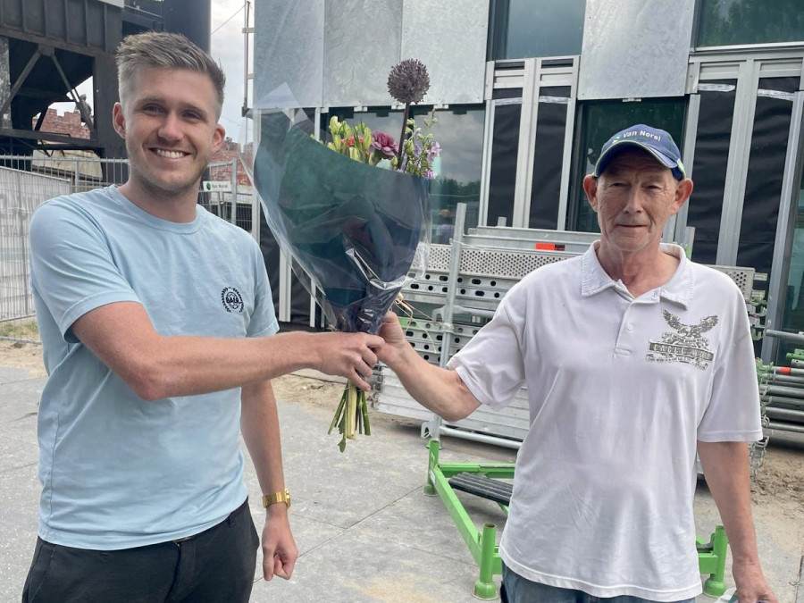 Jan gata met pensioen en krijgt een bos bloemen en cadeau van een collega